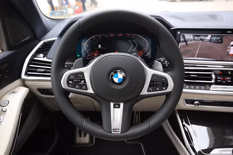 Bên trong nội thất, xe được người bán cho biết đây là bản "full option". Ngoài một số trang bị giống xe chính hãng như đồng hồ kỹ thuật số, màn hình trung tâm 12,3 inch, bộ đôi màn hình 10,2 inch phía sau, điều hoà tự động 5 vùng, ghế massage hay cửa sổ trời toàn cảnh Sky Lounge thì chiếc BMW X7 này có sự khác biệt nhờ hệ thống âm thanh Bowers &amp; Wilkins (cao cấp hơn Harman Kardon), vô-lăng M và trần xe bọc da lộn.