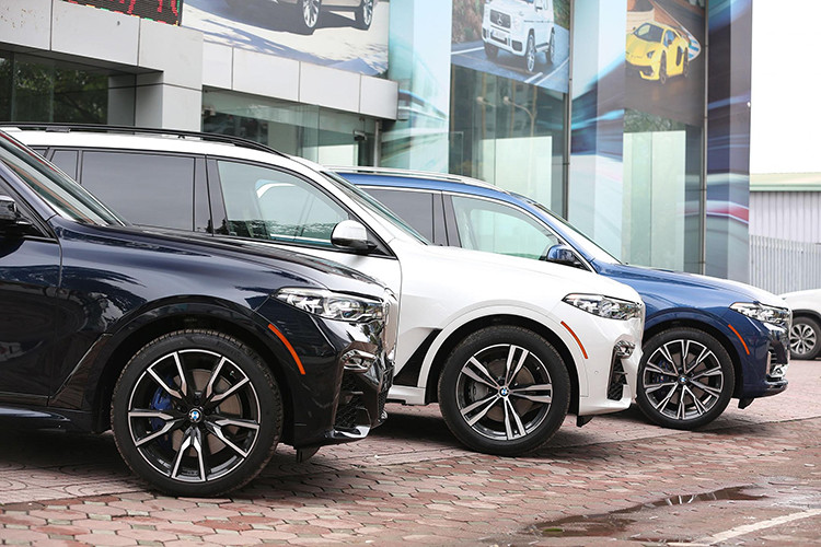 Là mẫu SUV hạng sang mới nhất của BMW, X7 có thiết kế khác biệt lớn so với các dòng X thấp hơn. Xe có ngoại hình hầm hố hơn nhờ gói trang bị M Sport. Kích thước X7 mới với chiều dài tổng thể 5.151 mm, chiều cao 1.805 mm và chiều dài cơ sở 3.105 mm. Trọng lượng của BMW X7 xDrive40i M Sport lên tới hơn 2,3 tấn.