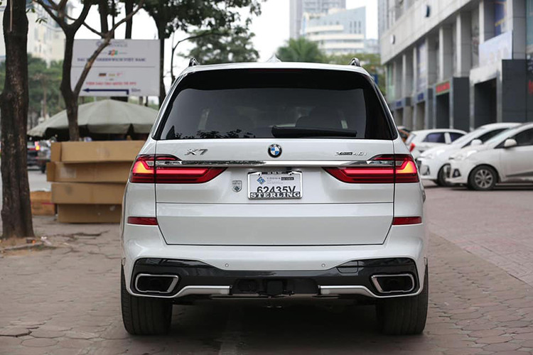 Hiện tại, giá xe BMW X7 xDrive40i chính hãng sau khi giảm vẫn cao hơn 2,240 tỷ đồng nếu so với GLS 450 4MATIC. Kể từ khi ra mắt lần đầu tại Việt Nam hồi đầu tháng 7 năm ngoái đến nay, BMW X7 phân phối chính hãng phải chịu sức ép rất lớn về giá bán đối với xe nhập tư nhân có giá khoảng hơn 6 tỷ đồng (hoặc cao hơn tùy options đi kèm).