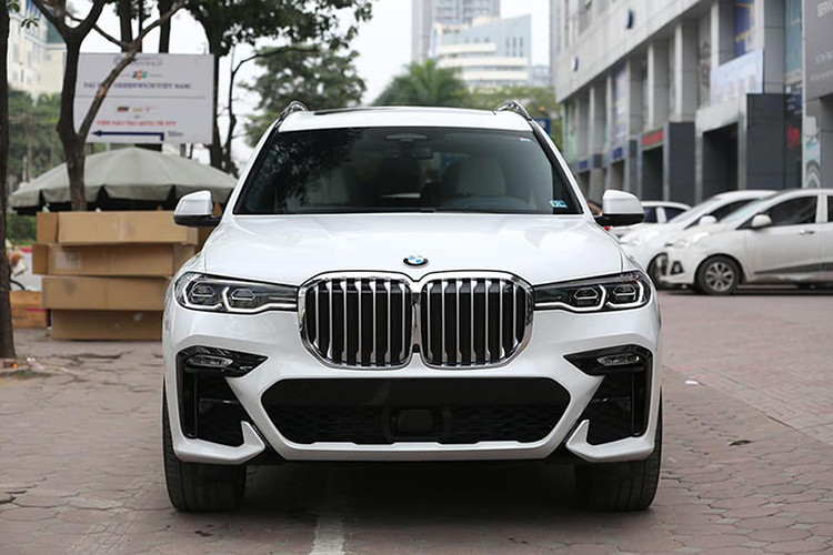 Hiện tại, BMW X7 thế hệ mới tại Việt Nam đang chịu sức ép cạnh tranh rất lớn từ đối thủ đồng hương Mercedes-Benz GLS 450 4MATIC nhập chính hãng vừa ra mắt đang được phân phối với giá bán từ 4,909 tỷ đồng (đã bao gồm VAT). Có thể thấy, mức giá của Mercedes-Benz GLS thế hệ mới đang hấp dẫn nhất nếu so với các đối thủ trong phân khúc SUV hạng sang cỡ lớn, trong đó bao gồm dòng BMW X7.