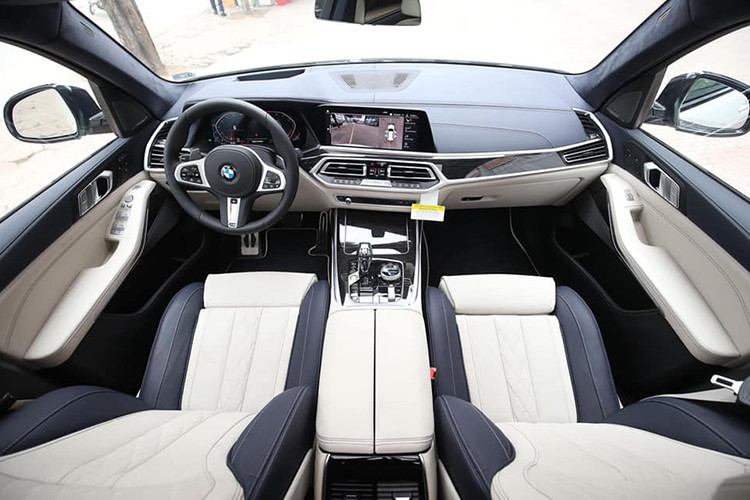 Ngoài ra, những chiếc BMW X7 2020 tại các đại lý tư nhân mặc dù cũng là bản xDrive40i nhưng là xe dành cho thị trường Mỹ. Xe có gói ngoại thất M Sport với bộ cản hầm hố. Vành xe 5 chấu kép kích thước 22 inch của M, kết hợp bộ phanh M hiệu suất cao bên trong. Cụm đèn chiếu sáng trước Adaptive LED. Cụm đèn hậu LED hoàn toàn.