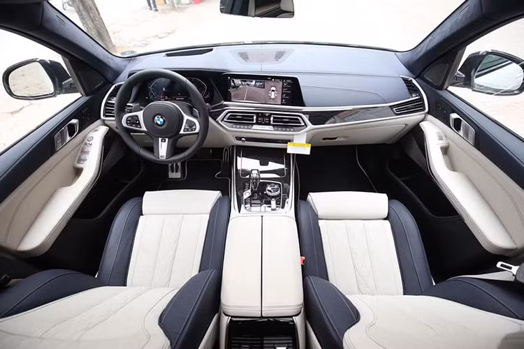 Ngoài ra, những chiếc BMW X7 2020 tại các đại lý tư nhân mặc dù cũng là bản xDrive40i nhưng là xe dành cho thị trường Mỹ. Xe có gói ngoại thất M Sport với bộ cản hầm hố. Vành xe 5 chấu kép kích thước 22 inch của M, kết hợp bộ phanh M hiệu suất cao bên trong. Cụm đèn chiếu sáng trước Adaptive LED. Cụm đèn hậu LED hoàn toàn.