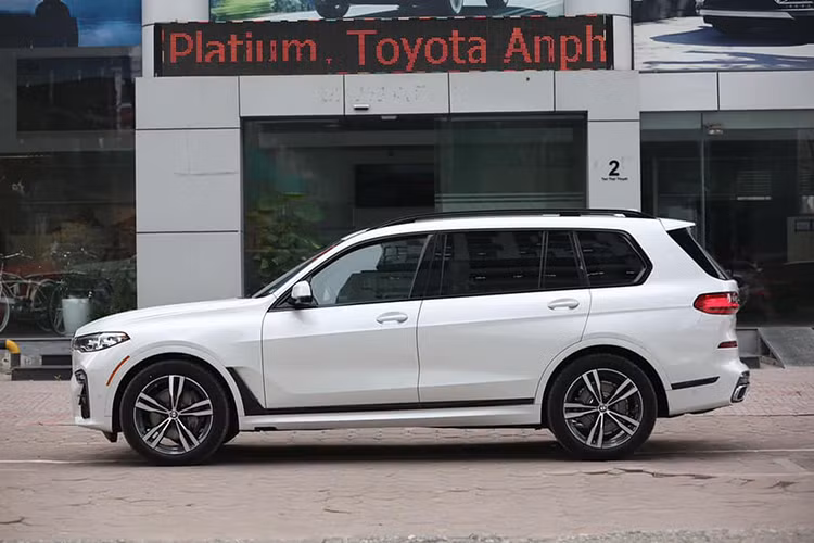 Tại các địa lý chính hãng, giá xe BMW X7 2020 mặc dù đã được các đại lý giảm đến 350 triệu đồng (giảm giá bán từ 7,499 tỷ đồng còn 7,149 tỷ đồng). Đây là mức giá hấp dẫn nhất từ trước đến nay của X7 chính hãng, tuy nhiên nó vẫn đắt hơn nhiều so với những mẫu xe nhập khẩu tư nhân đang bán ra.