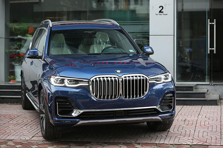 Chiếc xe nhập về lần này vẫn là phiên bản xDrive40i nên động cơ là loại 6 xy-lanh, dung tích 3 lít, công suất 340 mã lực và mô-men xoắn 450 Nm, kết hợp số tự động 8 cấp và hệ dẫn động 4 bánh. Đây hiện là loại động cơ có mặt trên tất cả xe BMW X7 đã về Việt Nam trước đây.