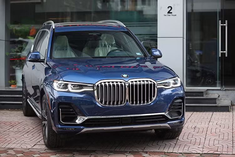 Chiếc xe nhập về lần này vẫn là phiên bản xDrive40i nên động cơ là loại 6 xy-lanh, dung tích 3 lít, công suất 340 mã lực và mô-men xoắn 450 Nm, kết hợp số tự động 8 cấp và hệ dẫn động 4 bánh. Đây hiện là loại động cơ có mặt trên tất cả xe BMW X7 đã về Việt Nam trước đây.