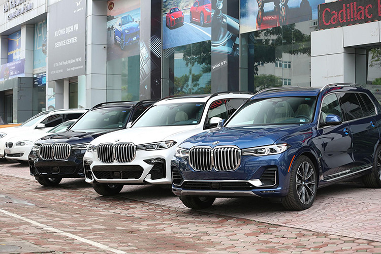 Với nhiều tiện nghi hơn cùng mức giá thấp hơn 1 tỷ đồng, chiếc BMW X7 2020 này đang tạo sức ép lên xe chính hãng. Đây là mức giá thấp nhất từ trước đến nay với mẫu SUV này, trong khi trang bị trên xe là "full option". Tuy nhiên, theo dự kiến, trong thời gian tới, BMW X7 chính hãng cũng sẽ được bổ sung trang bị như vành 22 inch, loa Bowers &amp; Wilkins... cùng mức giá hứa hẹn giảm hàng trăm triệu đồng.