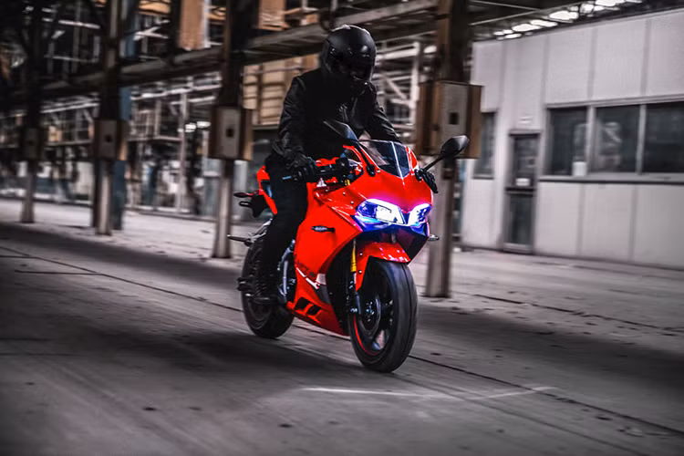 Demon 150GR bản 2018 mang kiểu dáng thiết kế cực kỳ hầm hố. Xe sở hữu với kích thước nhỏ, trọng tâm thấp với thiết kế mang phong cách thể thao "nhái" Ducati. Tuy nhiên một số chi tiết của mẫu xe này lại tương tư như dòng naked-bike cỡ nhỏ là MSX 150 của hãng xe máy Honda.