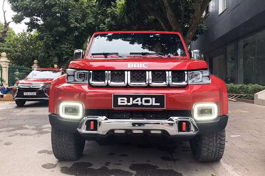 Cuối cùng là động cơ xăng 4 xi-lanh, tăng áp, dung tích 2,3 lít với công suất tối đa 250 mã lực và mô-men xoắn cực đại 350 Nm. Các động cơ này kết hợp với hộp số sàn 5 cấp, 6 cấp và tự động 6 cấp. Tại thị trường Trung Quốc, BAIC BJ40L Plus 2018 có giá dao động từ 159.800 - 189.800 Nhân dân tệ (khoảng 547 - 650 triệu đồng). Hiện giá xe BAIC BJ40L Plus 2018 tại Việt Nam vẫn chưa được công bố.