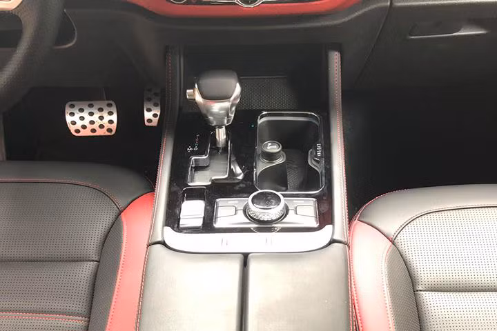 Đầu tiên là động cơ diesel 4 xi-lanh, tăng áp, dung tích 2.0 lít, sản sinh công suất tối đa 150 mã lực và mô-men xoắn cực đại 350 Nm. Thứ hai là động cơ xăng 4 xi-lanh, tăng áp, dung tích 2.0 lít với công suất tối đa 204 mã lực và mô-men xoắn cực đại 280 Nm.