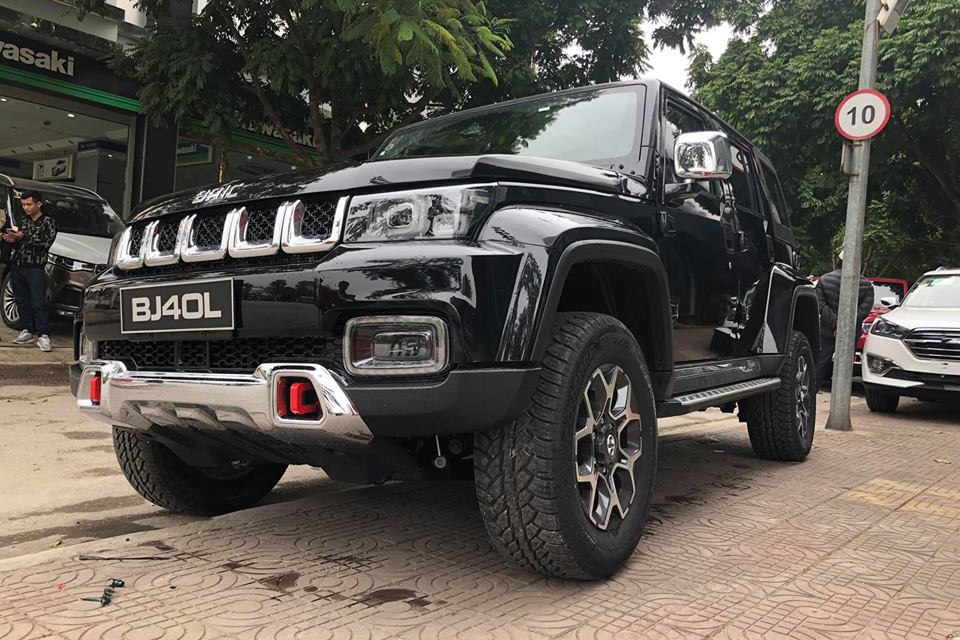 So với BJ40L tiêu chuẩn, BAIC BJ40L Plus có chắn bùn mở rộng khiến mẫu SUV nhái Jeep này trông giống Hummer hơn. Trên đầu BAIC BJ40L Plus 2018 xuất hiện lưới tản nhiệt theo phong cách đặc trưng của Jeep. Ngoài ra, xe còn có cản trước/sau mới được sơn trùng màu thân xe.