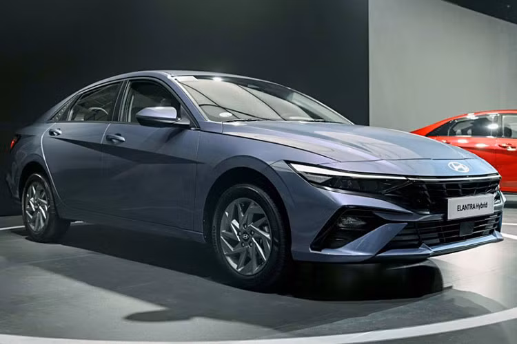 Dù ra mắt toàn cầu từ tháng 10/2022, Elantra thế hệ thứ 7 vẫn chưa tạo được dấu ấn tại Việt Nam. Kết thúc quý I/2025, chỉ có 180 xe được bán ra bởi TC Motor. Nguyên nhân chính đến từ thị hiếu người dùng dần nghiêng về các mẫu SUV/CUV trong cùng tầm giá. Tuy nhiên, với những nâng cấp mới, Elantra 2025 hoàn toàn có thể trở lại đường đua nếu được Hyundai Thành Công phân phối tại Việt Nam.