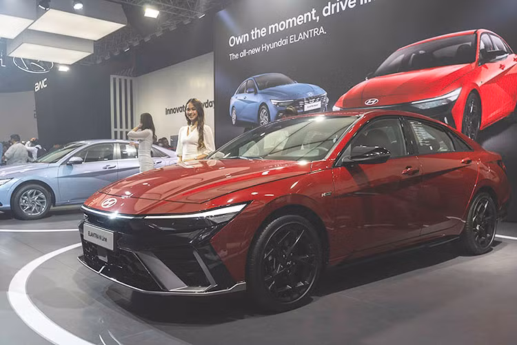 Giá xe Hyundai Elantra 2025 dao động từ 1,065 đến 1,795 triệu peso (tương đương 485 – 818 triệu đồng), thấp hơn đáng kể so với các đối thủ như Honda Civic (1,600 – 1,990 triệu peso) và Toyota Corolla Altis (1,213 – 1,761 triệu peso).