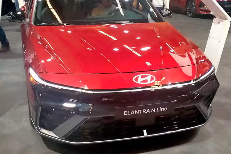 Về thiết kế, mẫu xe sedan Hyundai Elantra 2025 được làm mới với phong cách thể thao hơn. Đầu xe gây ấn tượng với lưới tản nhiệt liền khối, đèn pha gọn gàng và ba-đờ-sốc dạng ba khoang. Thiết kế này không chỉ giúp xe trông hiện đại mà còn cải thiện hiệu suất làm mát và giảm tiếng ồn.