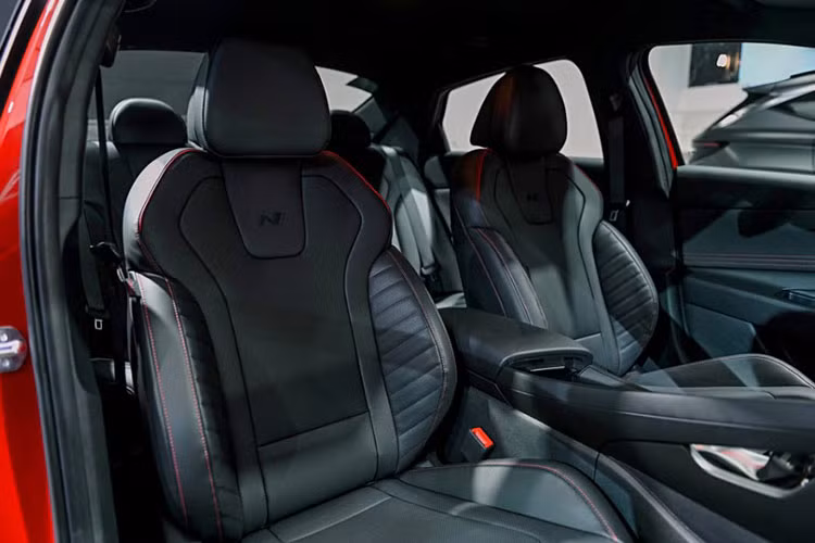 Bản cao cấp được trang bị bảng đồng hồ kỹ thuật số 10,25 inch, ghế da chỉnh điện, sưởi ghế, điều hòa hai vùng, sạc không dây, phanh tay điện tử và cốp mở tự động. Các bản thấp hơn dùng ghế nỉ, đồng hồ analog và màn hình 4,2 inch.