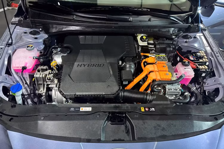 Phiên bản hybrid còn có phanh tái sinh năng lượng và hệ thống theo dõi vận hành trên màn hình trung tâm. Tùy phiên bản, Elantra 2025 có các trang bị an toàn như: ABS, EBD, BA, cân bằng điện tử, hỗ trợ khởi hành ngang dốc, camera lùi, cảm biến áp suất lốp, 6 túi khí.