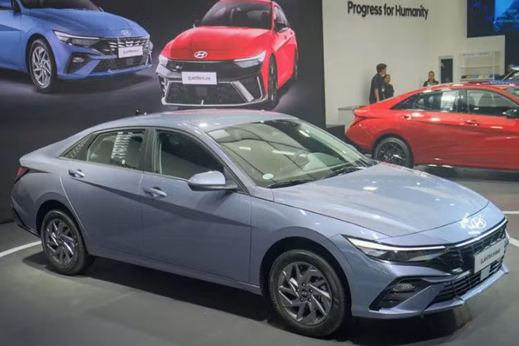 Thân và đuôi xe Elantra có sự thay đổi nhẹ, đáng chú ý nhất là bộ mâm mới và cản sau đen mờ với chi tiết mạ bạc. Tuy nhiên, kích thước la-zăng chỉ dừng lại ở 15 hoặc 16 inch (tùy phiên bản), thấp hơn các đối thủ cùng phân khúc. Cụm đèn hậu LED hình chữ “H” vẫn là điểm nhấn nhận diện quen thuộc.