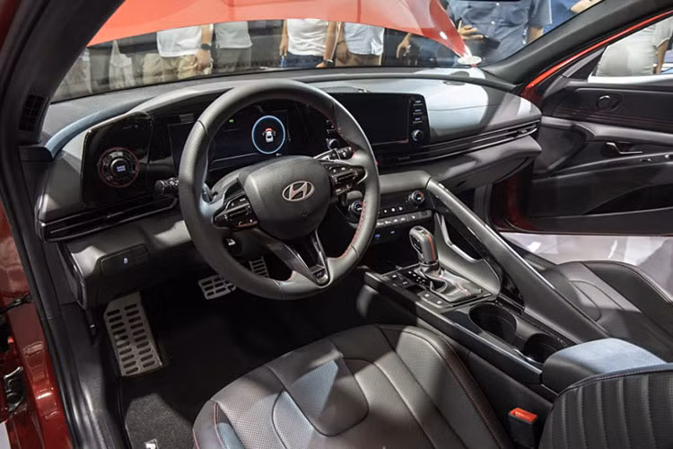 Khoang nội thất Elantra 2025 không thay đổi nhiều, với điểm nhấn là cụm hai màn hình liên kết nghiêng nhẹ về phía người lái. Màn hình trung tâm 8 inch có hỗ trợ Apple CarPlay/Android Auto không dây. Tuy nhiên, bản 10,25 inch cao cấp không có sẵn.