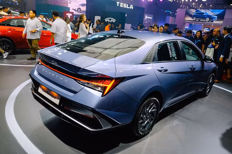 Phiên bản Elantra N Line mang đến phong cách thể thao với cản va lớn, la-zăng 18 inch, các chi tiết tối màu, ống xả kép và bộ khuếch tán khí động học. Đây là phiên bản duy nhất có đèn pha LED dạng thấu kính và xi-nhan tích hợp trong dải đèn định vị.