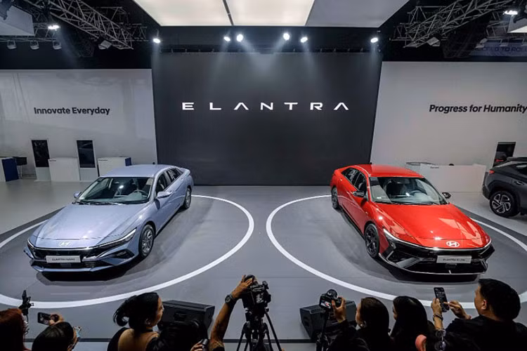  Hyundai Elantra 2025 mới là bản nâng cấp giữa vòng đời (facelift) của thế hệ thứ 7, được tinh chỉnh cả về thiết kế lẫn trang bị an toàn. Xe có ba lựa chọn động cơ gồm: 1.6L hút khí tự nhiên, hybrid và 1.6L tăng áp, chia thành năm phiên bản.