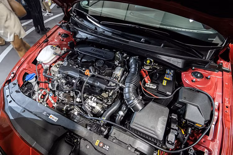 Elantra 2025 tại Philippines có ba tùy chọn động cơ: 1.6L hút khí tự nhiên: 126 mã lực, 155Nm, hộp số tự động 6 cấp. 1.6L tăng áp (N Line): 201 mã lực, 265Nm, hộp số ly hợp kép 7 cấp. Hybrid: động cơ xăng 1.6L kết hợp mô-tơ điện, tổng công suất 139 mã lực, 170Nm, hộp số ly hợp kép 6 cấp.