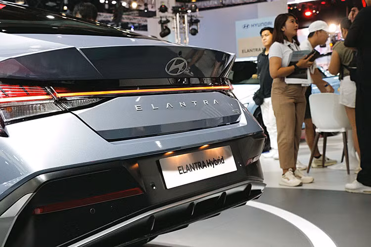 Bản HEV Premium và N Line có thêm cảm biến trước/sau và gói công nghệ hỗ trợ người lái Hyundai SmartSense với các tính năng như: Kiểm soát hành trình thích ứng với chức năng Stop &amp; Go. Phanh khẩn cấp tự động. Hỗ trợ giữ làn và định tâm làn đường...