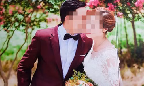 Chú rể 26 tuổi khẳng định mình tự nguyện và thấy hạnh phúc khi kết hôn với người vợ hơn mình 35 tuổi.