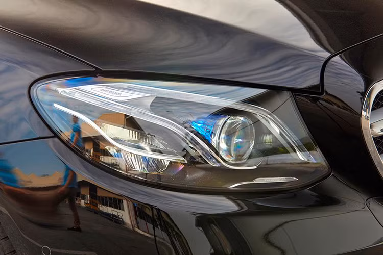 Mercedes-Benz E250 2017 sở hữu lưới tản nhiệt hai nan mạ crôm bóng tích, trên phiên bản E250 nó có hai điểm khác biệt so với "đàn em" E200 đó là lưới tản nhiệt thể thao với ngôi sao 3 cánh tích hợp, khác với lưới tản nhiệt truyền thống với logo Mercedes rời trên E200.