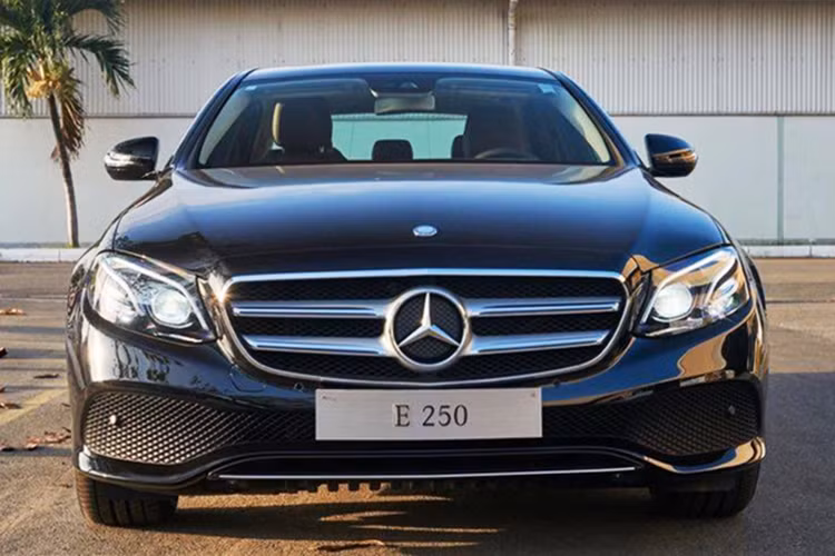 Vào khoảng đầu tháng 2/2017, có một số thông tin cho biết hãng Mercedes-Benz sẽ bổ sung thêm một phiên bản cho dòng E-Class phân phối chính hãng tại thị trường Việt Nam, đó là E250 và tất nhiên mẫu xe này cũng là phiên bản lắp ráp tại Việt Nam. Mới đây hàng loạt hình ảnh của mẫu xe này đã lộ diện.
