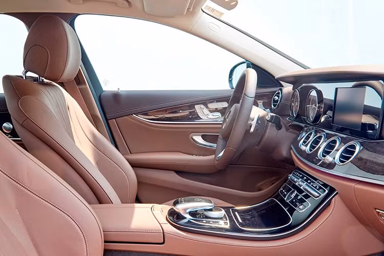 E250 2017 lắp ráp trong nước còn được trang bị các công nghệ an toàn như: phanh tay điện tử, hỗ trợ đỗ xe tự động, hệ thống 9 túi khí an toàn, hệ thống cảnh báo, hệ thống đèn xe thông minh... "Trái tim" của xe là động cơ xăng 2.0l, sản sinh công suất 211 mã lực, mô-men xoắn cực đại 350 Nm. 