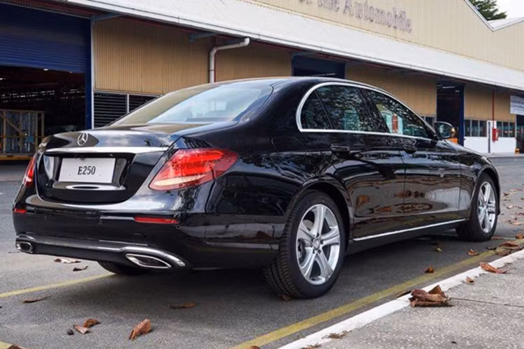 Ngoài ra, Mercedes E250 trang bị cụm đèn trước với công nghệ Multi-Beam LED đa luồng tăng cường hiệu quả chiếu sáng và quan sát của người lái trong điều kiện đêm tối. Mâm xe E250 được trang bị là loại 18 inch 5 chấu đơn, khác với loại 17 inch 5 chấu kép trên E200.