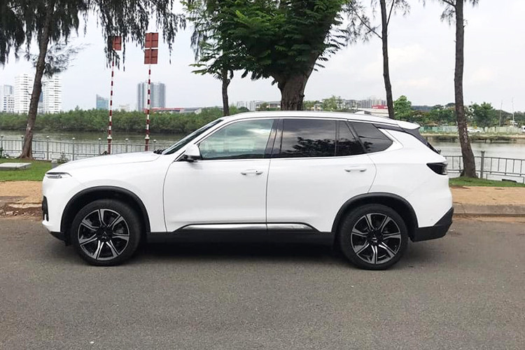 Về ngoại hình, chiếc VinFast LUX SA2.0 chạy lướt này thuộc phiên bản 2019, nhưng gần như mới nguyên. Nó được thiết kế bởi studio nổi tiếng Pininfarina. Thiết kế Lux SA2.0 mang ngoại hình ấn tượng, đặc biệt là phần đầu xe mang đậm dấu ấn thương hiệu VinFast với lưới tản nhiệt thiết kế lớn, logo chữ "V" của VinFast nổi bật ở chính giữa.