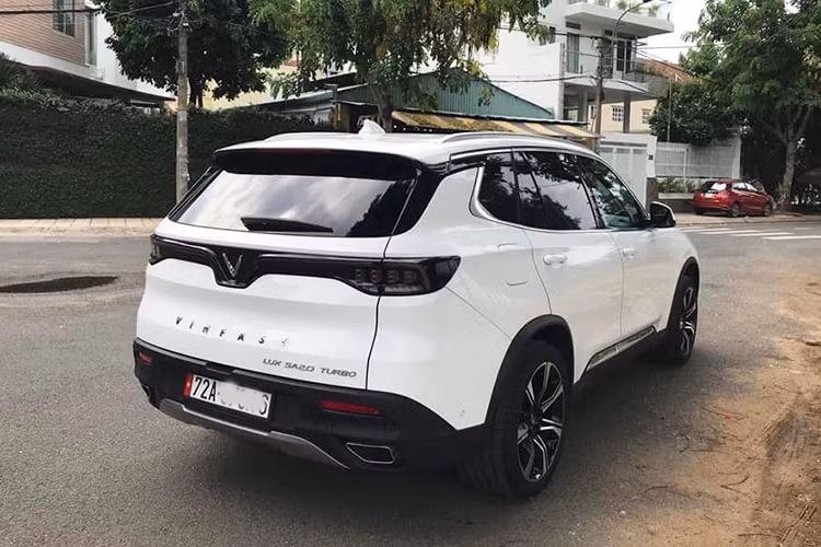 Mức giá chưa thương lượng của chiếc VinFast Lux SA2.0 đời 2019 là 1 tỷ 400 triệu đồng, rẻ hơn giá xe VinFast Lux SA2.0 mới niêm yết chính hãng tại Việt Nam tới hơn 450 triệu đồng (giá chính hãng hơn 1,8 tỷ đồng). Đáng chú ý là với mức giá "đập hộp" chính hãng, vẫn chưa bao gồm các chi phí như: trước bạ, đăng ký xe để lăn bánh trên đường,...