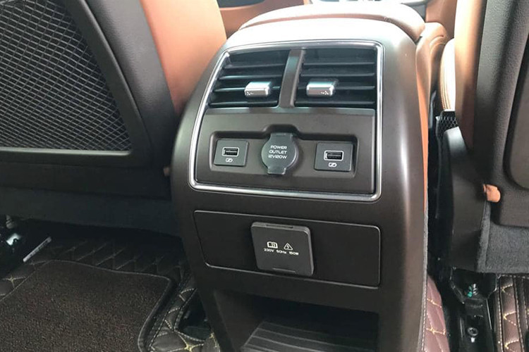 Cung cấp sức mạnh cho VinFast Lux SA2.0 là khối động cơ BMW N20 với 4 xylanh, tăng áp, dung tích 2.0 lít, sản sinh công suất 228 mã lực tại tua máy 5.000 - 6.000 vòng/phút và mô-men xoắn cực đại đạt 350 Nm tại tua máy 1.750 - 4.500 vòng/phút. Sức mạnh được truyền tới bánh thông qua hộp số tự động ZF 8 cấp. Ngoài ra, xe còn có hệ dẫn động cầu sau ở bản tiêu chuẩn hoặc 4 bánh ở bản cao cấp.