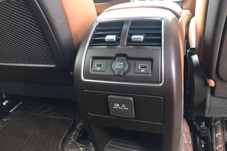 Cung cấp sức mạnh cho VinFast Lux SA2.0 là khối động cơ BMW N20 với 4 xylanh, tăng áp, dung tích 2.0 lít, sản sinh công suất 228 mã lực tại tua máy 5.000 - 6.000 vòng/phút và mô-men xoắn cực đại đạt 350 Nm tại tua máy 1.750 - 4.500 vòng/phút. Sức mạnh được truyền tới bánh thông qua hộp số tự động ZF 8 cấp. Ngoài ra, xe còn có hệ dẫn động cầu sau ở bản tiêu chuẩn hoặc 4 bánh ở bản cao cấp.