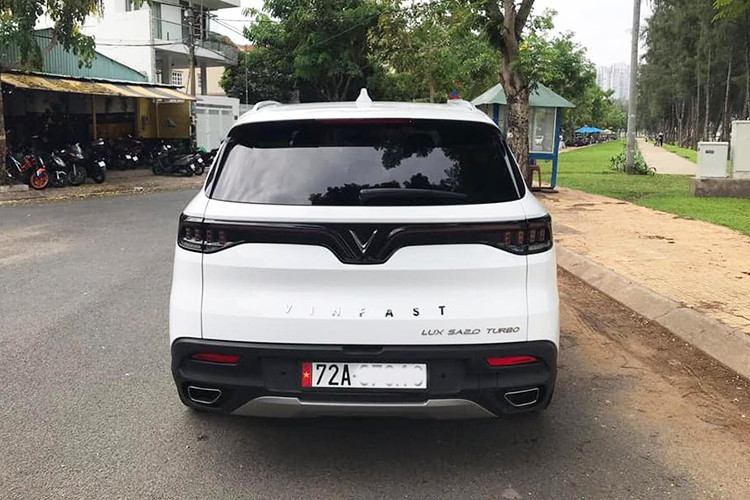 VinFast Lux SA2.0 đời 2019 phiên bản cao cấp được trang bị mâm hợp kim 7 chấu kích thước 20 inch. Chiếc xe được rao bán có màu ngoại thất trắng. Chủ xe vẫn để mọi thứ nguyên bản chứ chưa độ hay trang trí gì, giúp cho người dùng sau có nhiều lựa chọn nâng cấp hơn cho xe hoặc thậm chí giữ nguyên bản vẫn đẹp.