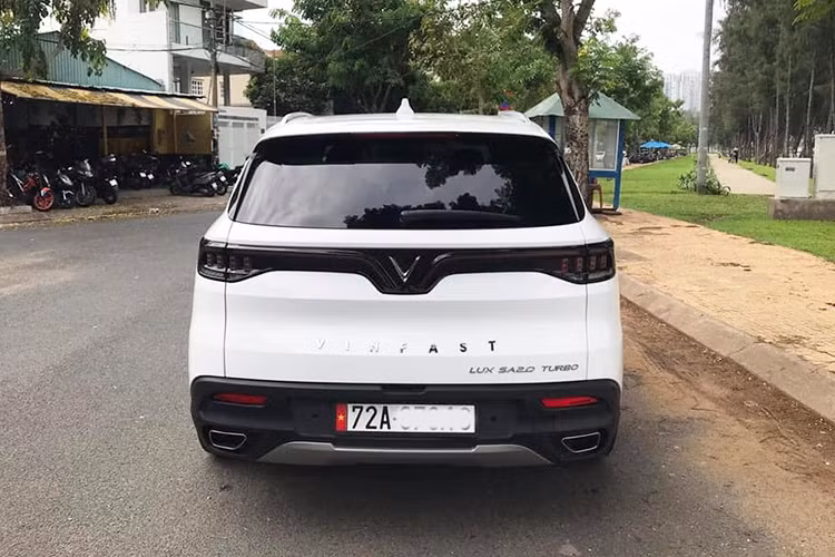 VinFast Lux SA2.0 đời 2019 phiên bản cao cấp được trang bị mâm hợp kim 7 chấu kích thước 20 inch. Chiếc xe được rao bán có màu ngoại thất trắng. Chủ xe vẫn để mọi thứ nguyên bản chứ chưa độ hay trang trí gì, giúp cho người dùng sau có nhiều lựa chọn nâng cấp hơn cho xe hoặc thậm chí giữ nguyên bản vẫn đẹp.