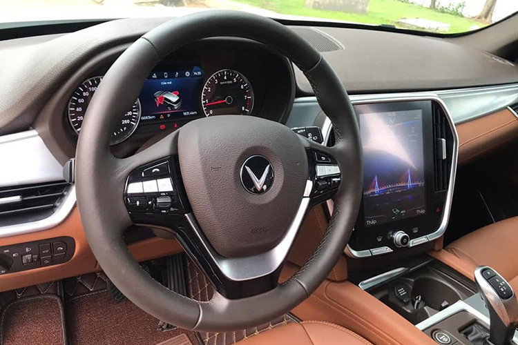 Nội thất của VinFast Lux SA2.0 mới toát lên vẻ sang trọng và công nghệ cao nhờ ứng dụng chất liệu da bọc ở táp-lô và ghế xe. Chính giữa bảng điều khiển là màn hình của hệ thống giải trí với kích thước lớn, tích hợp cảm ứng, kết nối Android Auto và Apple CarPlay. 