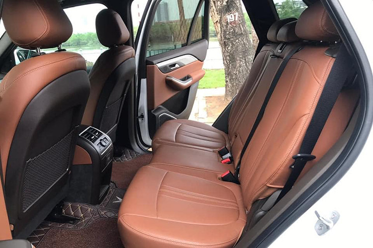 Về an toàn, mẫu xe SUV Vinfast Lux SA 2.0 mới được nhà sản xuất ôtô Việt Nam trang bị 06 túi khí, loạt phanh (ABS/EBD/BA), cân bằng điện tử (ESC), chống trượt (TCS), khởi hành ngang dốc (HSA), hỗ trợ xuống dốc (HDC), chống lật (ROM), đèn báo phanh khẩn cấp (ESS).