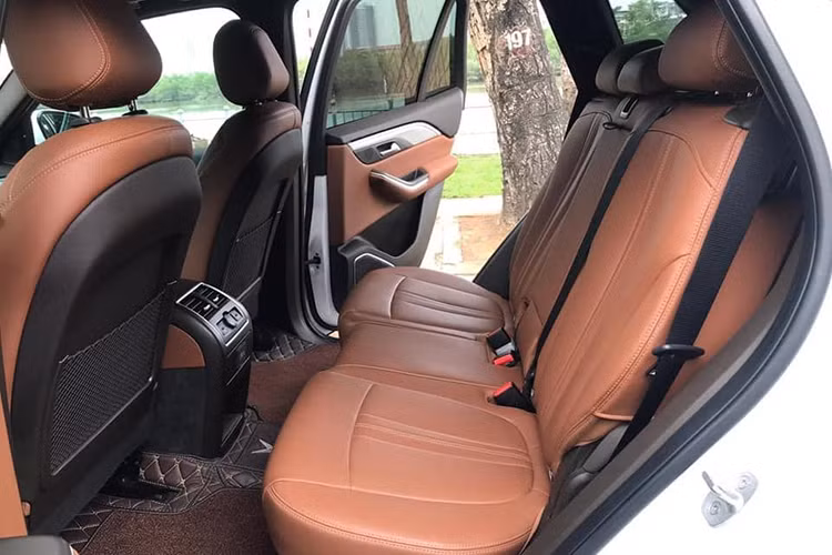 Về an toàn, mẫu xe SUV Vinfast Lux SA 2.0 mới được nhà sản xuất ôtô Việt Nam trang bị 06 túi khí, loạt phanh (ABS/EBD/BA), cân bằng điện tử (ESC), chống trượt (TCS), khởi hành ngang dốc (HSA), hỗ trợ xuống dốc (HDC), chống lật (ROM), đèn báo phanh khẩn cấp (ESS).