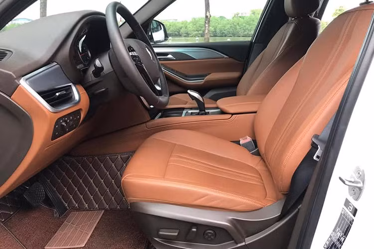 Xe sở hữu 3 hàng ghế theo kiểu 5+2. Vô lăng của xe là loại 3 chấu khá thể thao và được bọc da, Bảng đồng hồ của VinFast LUX SA2.0 dạng analog kết hợp với màn hình màu TFT ở chính giữa, hiển thị nhiều thông tin cơ bản của xe. Xe sử dụng nền tảng khung gầm của BMW X5 thế hệ cũ F15.