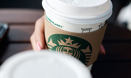 Nhan vien Starbucks pha che do uong khien khach hang di ung nang voi cac loai hat