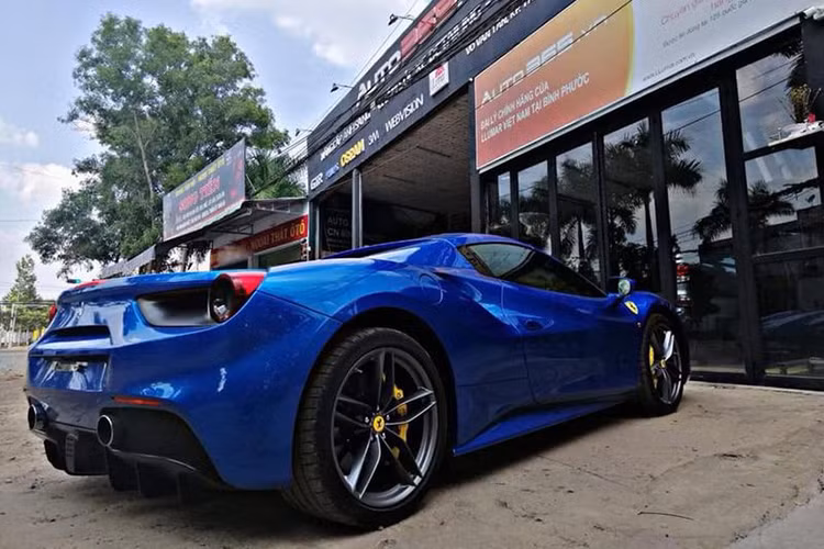 Như vậy, đã có tổng cộng gần 20 chiếc Ferrari 488 bao gồm cả 2 bản GTB (Coupe) và Spider được đưa về nước. Tại Mỹ, giá xe Ferrari 488 GTB khoảng 242.000 USD. Mức giá của mẫu siêu xe bản mui cứng này tại thị trường Việt Nam sau khi chịu các khoản thuế và phí sẽ lên đến 15 tỷ đồng - tuy nhiên phiên bản mui trần này sẽ có giá đắt hơn.