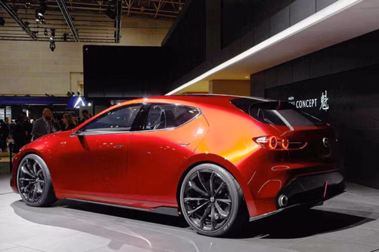 Trên mẫu xe này, phần đèn hậu của xe được lấy cảm hứng từ mẫu RX-Vision Concept từng xuất hiện trước đây với 2 cụm đèn LED tròn. Trên cửa sổ phía sau xe có một tấm mái ngang nổi bật với dải đèn LED mỏng.