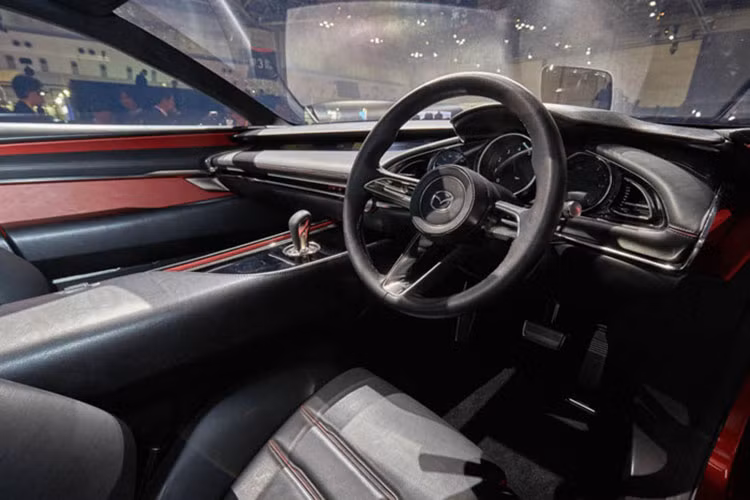 Mazda thiết kế cabin với cách bố trí lái xe tập trung và tối giản các chi tiết, vô-lăng 3 chấu và hệ thống thông tin được tích hợp gọn gàng trong bảng điều khiển được đặt ngay phía trước người lái. Nội thất xe sang trọng với màu đỏ và đen tương ứng với màu thân xe.