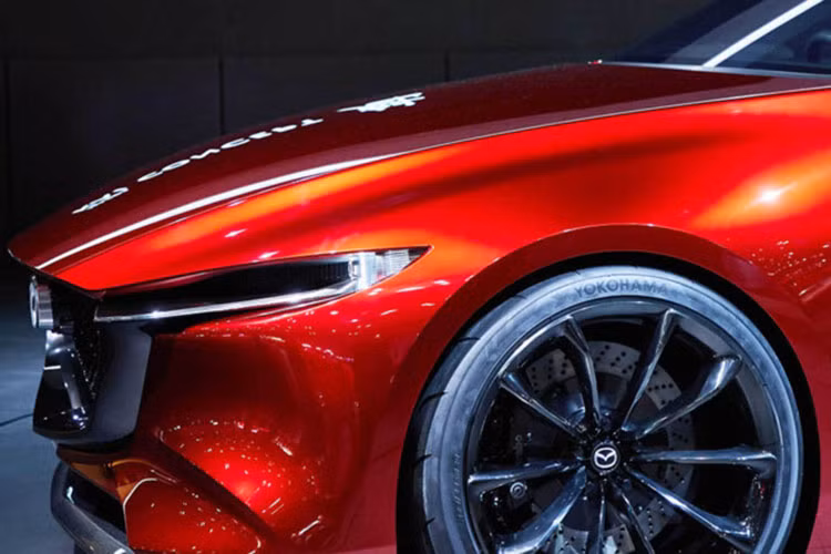 Ngoài các chi tiết thiết kế ở ngoại hình, mẫu xe này còn có một thanh ngang nhô ra từ phía dưới của đầu xe, tạo cảm giác khỏe khoắn. Bánh xe vững chắc với vòm bánh hơi phình ra và mâm đúc 10 chấu.