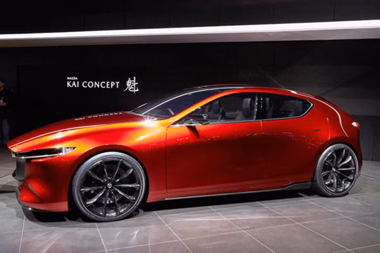 Các đường gồ trong thiết kế cũ được loại bỏ và thay vào đó bằng bề mặt nhẵn hơn, ít chi tiết hơn với mong muốn thiết kế của xe đơn giản hơn trong khi vẫn giữ được linh hồn của thế hệ cũ và đảm bảo yếu tố bắt mắt. Xe có thiết kế cabin phía sau với mui xe dài và thuôn khiến cho Kai nhìn bề ngoài giống như một chiếc coupe.