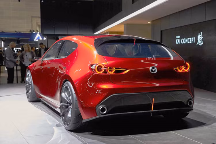 Nếu nhìn kỹ hơn về KAI Concept, nhiều người sẽ nhận ra nó sẽ là tương lại của mẫu xe đình đám bán chạy hiện nay là - Mazda3 thế hệ mới. Cụ thể, những đường nét trên xe được nhiều người yêu xe đánh giá là thể hiện thiết kế thế hệ tiếp theo của mẫu xe Mazda3 hatchback.
