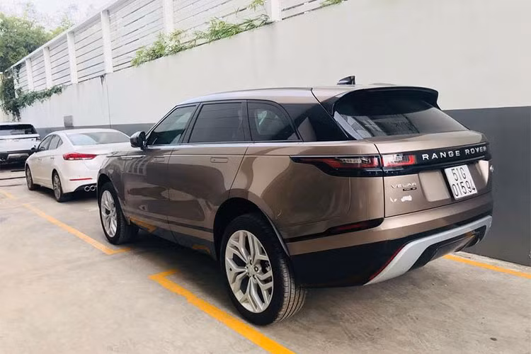 Các kích thước tổng thể D x R x C của xe lần lượt là 4803, 1930 và 1665 mm cùng trục cơ sở 2874 mm. Như vậy, Velar lớn hơn một chút so với đối thủ BMW X4 và thậm chí là có chiều dài gần với X6 cao hơn (4909 mm), khiến cho chiếc xe sẽ nằm giữa phân khúc crossover hạng C và D.