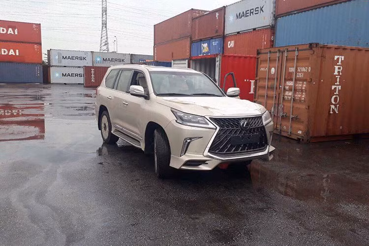 Tất nhiên, giá bán này vẫn còn là "rẻ chán" so với Lexus LX570 tại thị trường Việt Nam. Hiện Lexus LX570 bản thường tại Việt Nam được phân phối chính hãng với giá 7,81 tỷ đồng. Trong khi đó, Lexus LX570 Super Sport 2018 nhập khẩu tư nhân về Việt Nam với giá hơn 10 tỷ đồng.