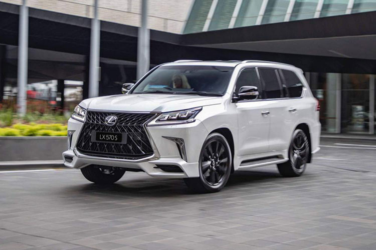 Mẫu SUV hạng sang Lexus LX570 S 2019 đã lần đầu tiên bị rò rỉ hình ảnh vào hồi tháng 9 năm ngoái. Hơn 1 năm sau, mẫu xe được mệnh danh "chuyên cơ mặt đất" này mới chính thức ra mắt tại thị trường Úc. Là phiên bản thể thao hơn của LX Superior đã ra mắt vào năm ngoái, Lexus LX570 S 2019 sở hữu hàng loạt tính năng độc quyền.